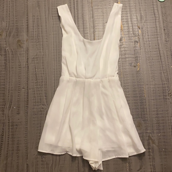 White romper with bow in back - Picture 1 of 5